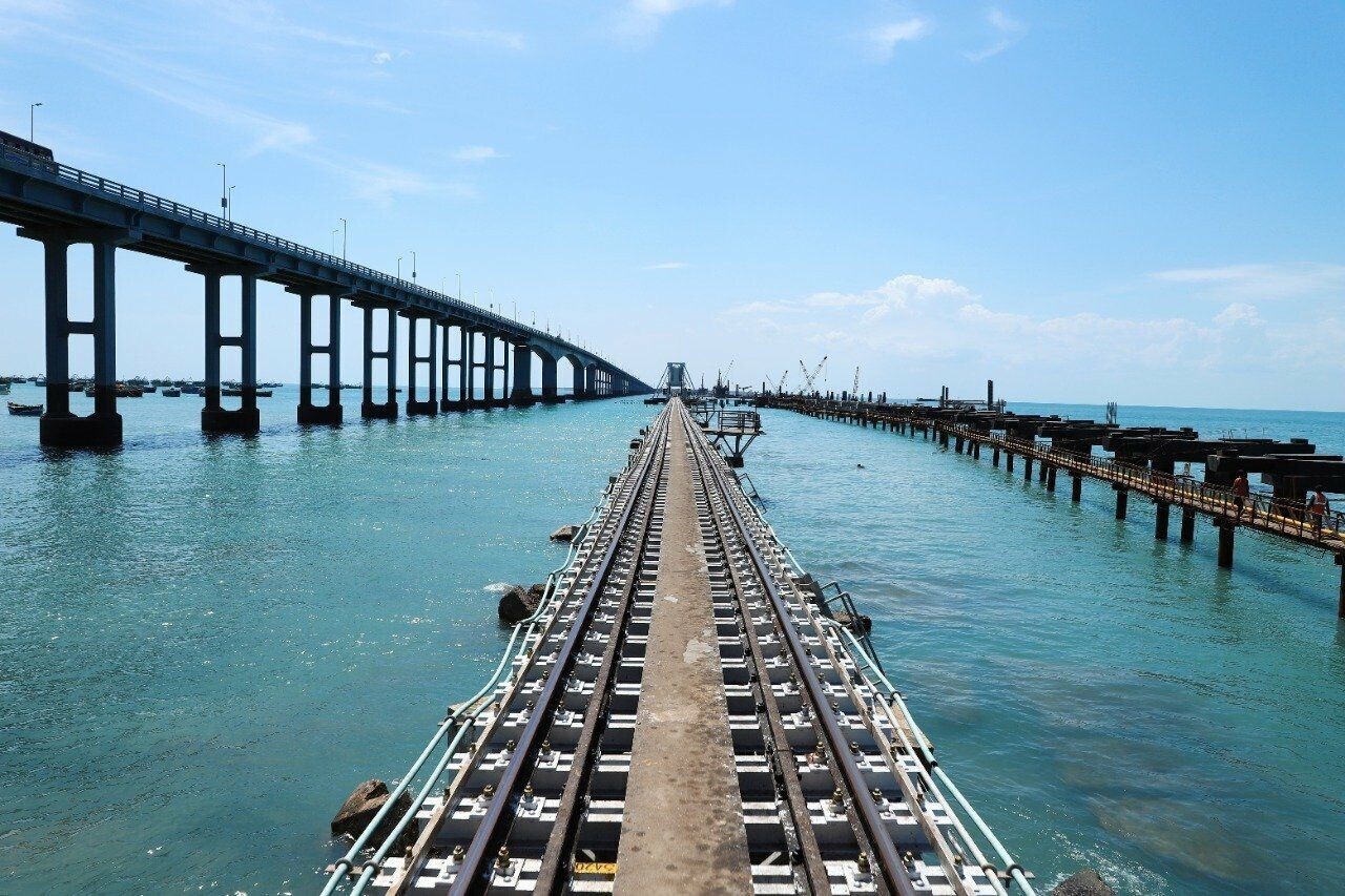 Photos: ભારતનો એકમાત્ર એવો રેલવે બ્રિજ જે જહાજો માટે ઉપર ઉઠી જશે, 280  કરોડના ખર્ચે થઈ રહ્યો છે તૈયાર | New Pamban Bridge India s first vertical  lift Railway sea bridge